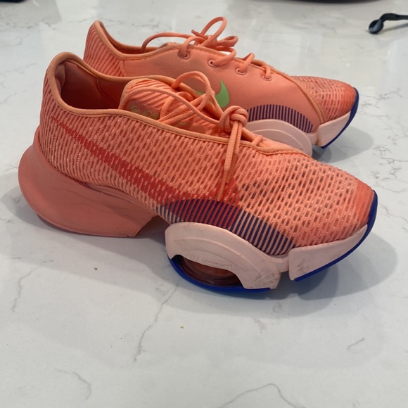 Nike - coral 7.5 shoes - Picture 1 of 5